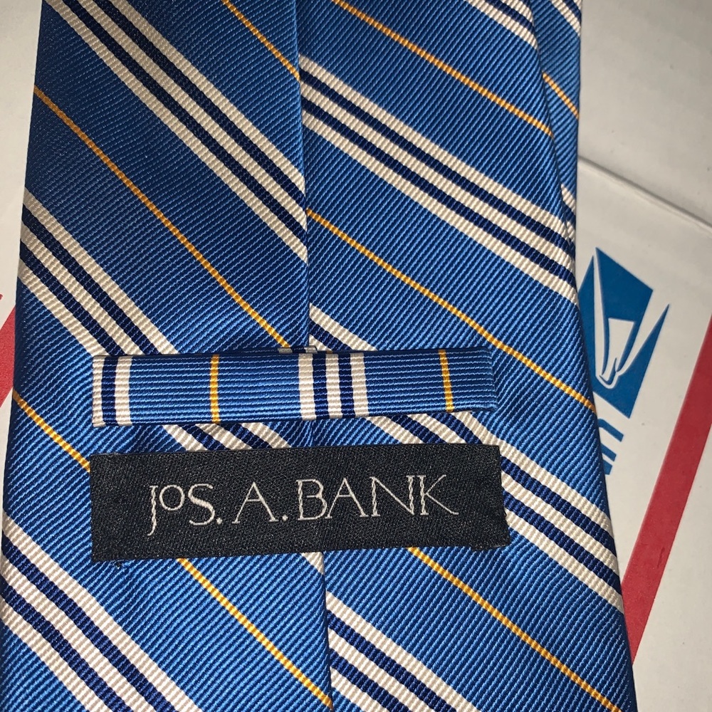 100% SILK HAND MADE JOS A. BANK TIE PREOWNED GREAT CONDITION.